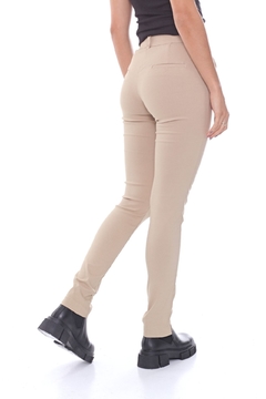 PANTALON FERRY SASTRERO EN TELA ELASTIZADA COLOR BEIGE en internet