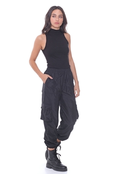 PANTALON AVIADOR CARGO EN TELA DE NYLON COLOR NEGRO - tienda online