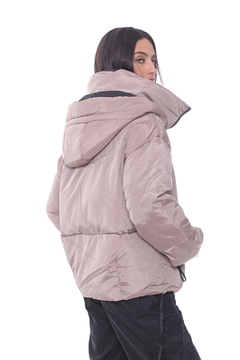 CAMPERA DONNA PUFFER A LA CADERA COLOR BEIGE en internet