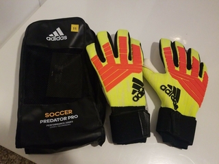 Luvas Adidas Predator Pro Goalkeeper (Amarelo Solar / Vermelho Solar / Preto) CW5633