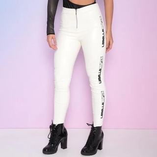 Calça Skinny Em Couro Sintético. - Branca & Preta 21768