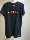 Camiseta Titular Jeans Logo Colorido em Pélúcia 13245.111PT
