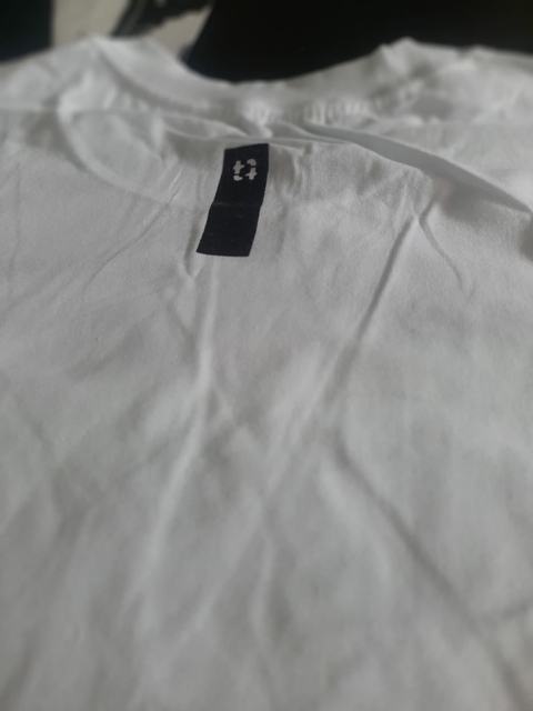 Camiseta Titular Jeans Branca Logo Escrito Emborrachado 13257BR - comprar online