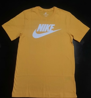 Camiseta Nike Sportswear Masculina Amarelo + Branco BV0622-761