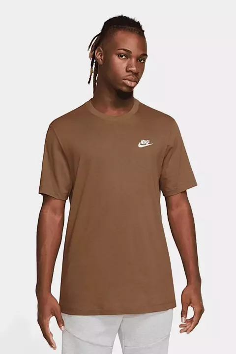 Camiseta Nike Sportswear Club Marrom Masculina AR4997-281 na internet