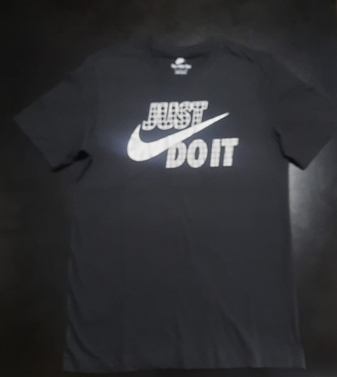 Camiseta Nike Just Do It Preto + Prata DM4196-010
