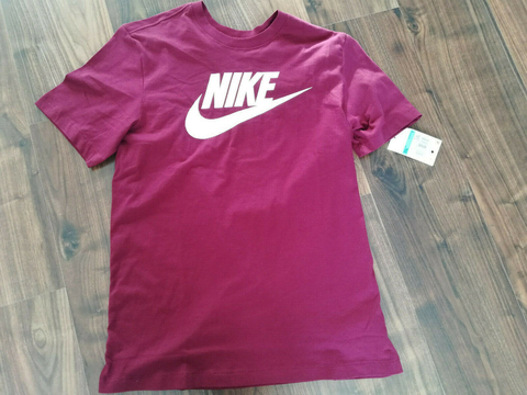 Camiseta Nike Sportswear Essential Tee Vinho BV0622-638