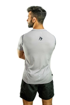 REMERA GRIS PERLA TRAINING HOMBRE en internet