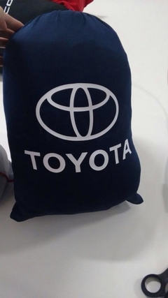 Capa Toyota Yaris sedan na internet