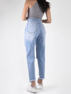 JEAN MOM ROTURAS CELESTE (SIN CAMBIO) - comprar online