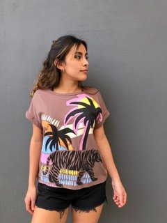 REMERA TIGRE PALMERA MARRON (SIN CAMBIO)