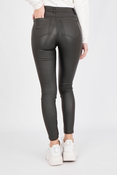 PANTALON FOIL ENGOMADO NEGRO (SIN CAMBIO) en internet