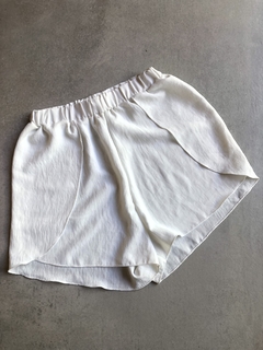 SHORT CREPE VOLADO LATERAL (SIN CAMBIO) - comprar online