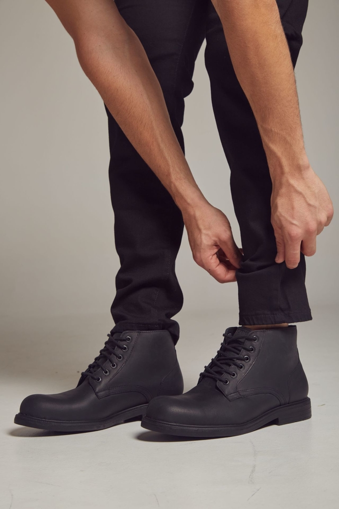 Borcego de Cuero Negro con Cordones