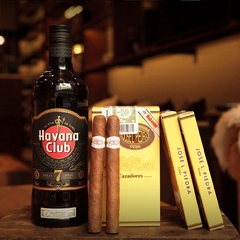 Combo #26 - Jose L Piedra caja de petacas de Cazadores x 25 unidades con Ron Havana Club 7 años 750ml