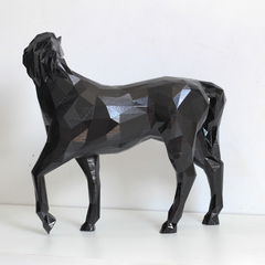 Cavalo Pose Escultura na internet