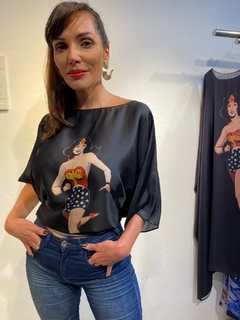 Camiseta Morcego Cetim Mulher Maravilha Preto - comprar online