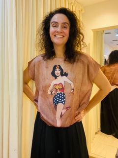 Camiseta Kaftan Cetim Mulher Maravilha Nude - loja online