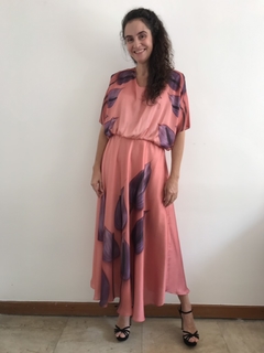 Vestido Longo Morcego Ombro Aberto Evasê Cetim Antúrio Rosa