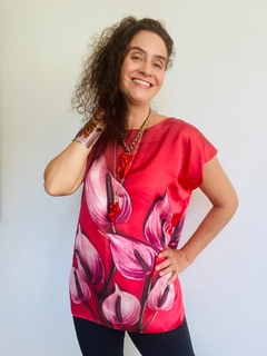 Camiseta Kaftan Cetim Antúrio Vermelho - ALESSA