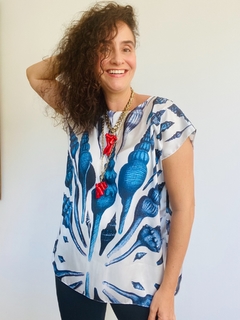 Camiseta Kaftan Cetim Concha Azul - comprar online