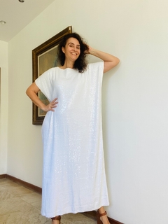 Vestido Kaftan Longo Paetê Branco na internet