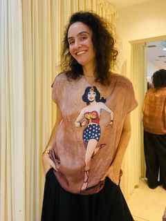 Camiseta Kaftan Cetim Mulher Maravilha Nude na internet