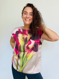 Camiseta Kaftan Cetim Calla Vermelha - comprar online