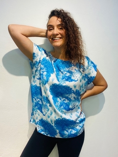 Camiseta Kaftan Cetim Leopardo Azul - comprar online