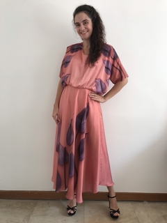 Vestido Longo Morcego Ombro Aberto Evasê Cetim Antúrio Rosa - comprar online