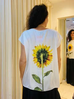 Camiseta Kaftan Cetim Girassol Branco - comprar online