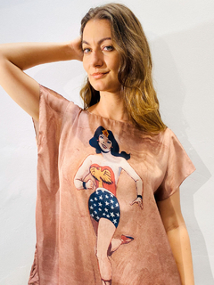 Camiseta Kaftan Cetim Mulher Maravilha Nude na internet