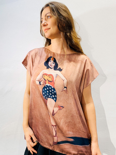 Camiseta Kaftan Cetim Mulher Maravilha Nude - loja online