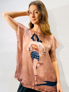 Image of Camiseta Kaftan Cetim Mulher Maravilha Nude