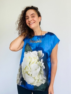 Camiseta Kaftan Cetim Hortênsia Azul - comprar online