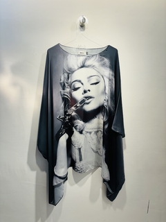 Camiseta Maxi Cetim Madonna Cinza