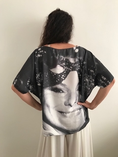 Camiseta Morcego Cetim Mulher P&B na internet