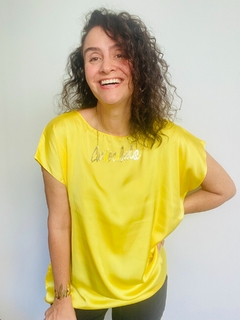Camiseta Kaftan Cetim Amarelo Lisos na internet