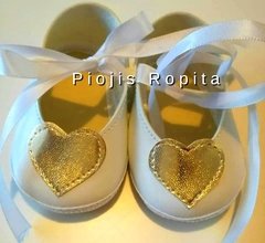 Zapatitos guillermina bautismo fiesta blancas en eco cuero con corazon dorado y lazo blanco