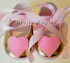 Zapatitos guillermina bautismo fiesta doradas en eco cuero con corazon y lazo rosa - comprar online