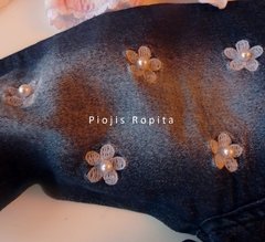 Imagen de Set de jean con flores bordadas y perlas remera con broderie y torerita importada