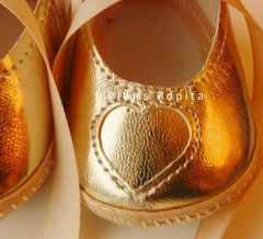 Zapatitos guillermina bautismo fiesta en eco cuero dorado con corazon y lazo de raso - comprar online