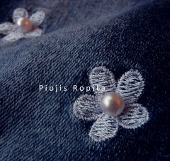 Imagen de Set remera con broderie short con volados y jean con flores bordadas y perlas