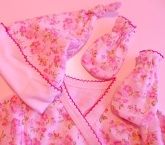 Set ajuar 4p bata con rosas pantalon con volado guantes mitones y gorrito - comprar online