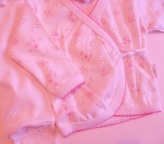 Set ajuar 4p bata blanco con rosa pantalon con volado guantes mitones y gorrito en internet