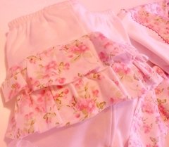 Imagen de Set ajuar 4p bata blanco con rosa pantalon con volado guantes mitones y gorrito