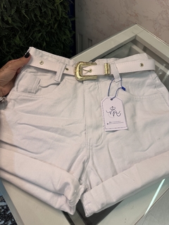 short branco c cinto fivela dourada