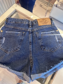 short lavagem escura c corrente - comprar online