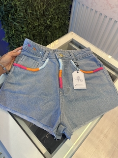 short bordado tricolor