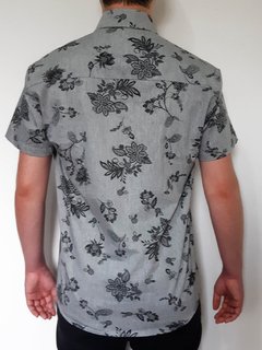 camisa cinza floral masculina